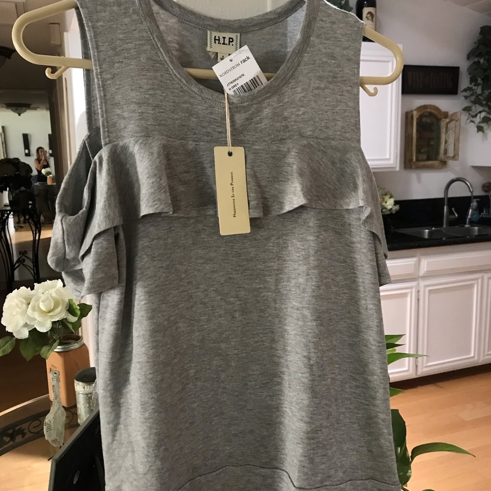 HIP....cold shoulder ruffled top‎ NWT❗️